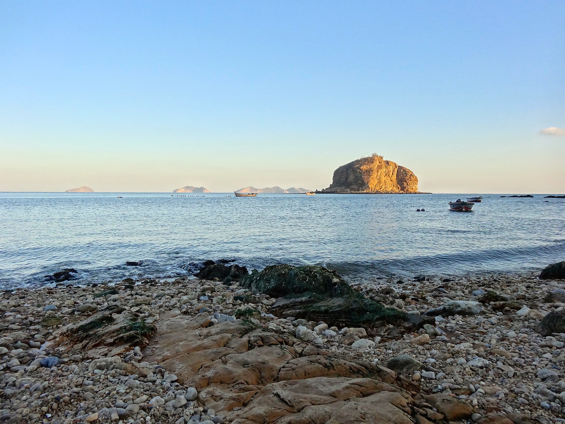 从海岸远眺棒棰岛
